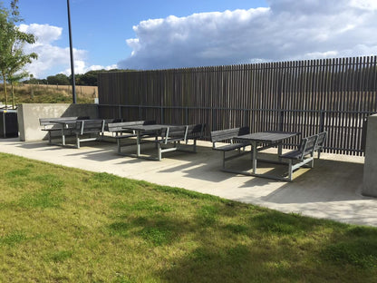 Vedligeholdelsesfrit bord bænkesæt med ryglæn samt genbrugsplastplanker