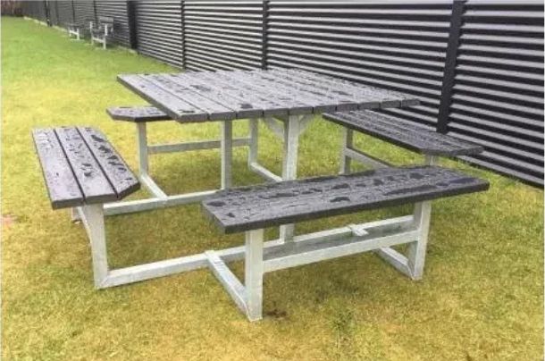 Kvadratisk bord bænkesæt uden ryglæn