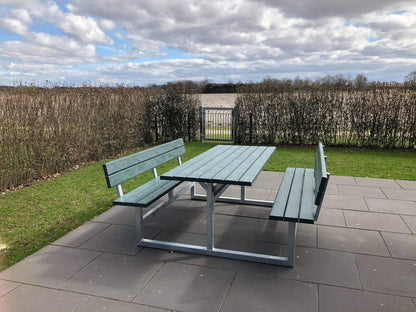 Vedligeholdelsesfrit bord bænkesæt med ryglæn samt genbrugsplastplanker