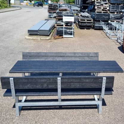 Vedligeholdelsesfrit bord bænkesæt med ryglæn samt genbrugsplastplanker (Handicapvenligt)