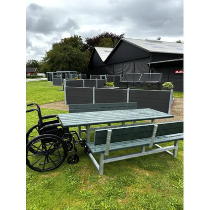 Vedligeholdelsesfrit bord bænkesæt med ryglæn samt genbrugsplastplanker (Handicapvenligt)