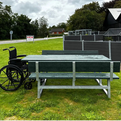 Vedligeholdelsesfrit bord bænkesæt med ryglæn samt genbrugsplastplanker (Handicapvenligt)