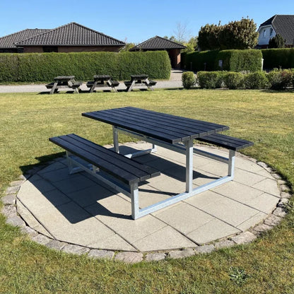 Vedligeholdelsesfrit bord bænkesæt uden ryglæn samt genbrugsplastplanker