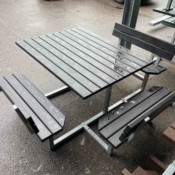 Kvadratisk bord bænkesæt med ryglæn inkl forlænget bordplade til kørestol