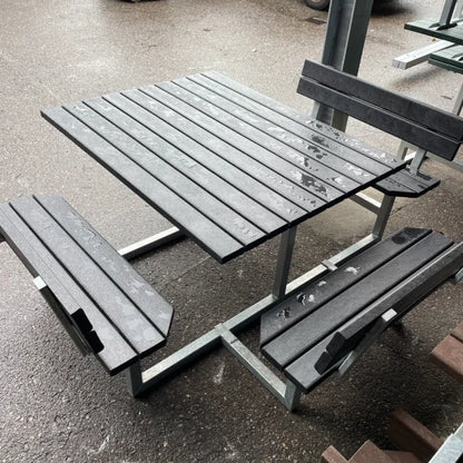 Kvadratisk bord bænkesæt med ryglæn inkl forlænget bordplade til kørestol - Vedligeholdelsesfrie genbrugsplastplanker