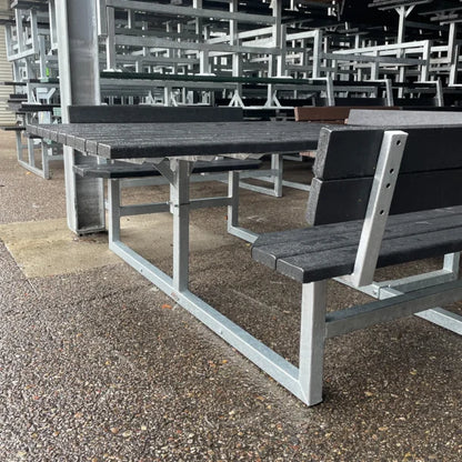 Kvadratisk bord bænkesæt med ryglæn inkl forlænget bordplade til kørestol - Vedligeholdelsesfrie genbrugsplastplanker